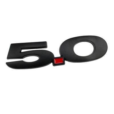 Logo 5.0 Ford Mustang GT Noir Rouge Chrome - en situation - Becquet Voiture