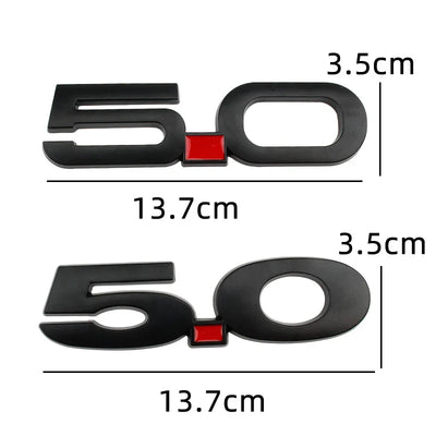 Logo 5.0 Ford Mustang GT Noir Rouge Chrome - vue de face 2 - Becquet Voiture