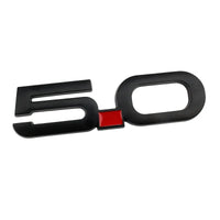 Logo 5.0 Ford Mustang GT Noir Rouge Chrome - vue de face - Becquet Voiture