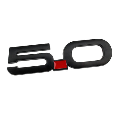 Logo 5.0 Ford Mustang GT Noir Rouge Chrome - vue de face - Becquet Voiture