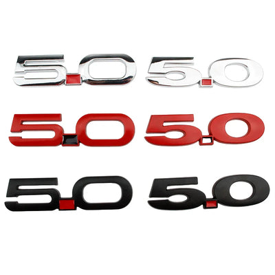 Logo 5.0 Ford Mustang GT Noir Rouge Chrome - vue de profil 2 - Becquet Voiture