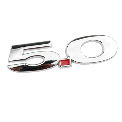 Logo 5.0 Ford Mustang GT Noir Rouge Chrome - vue de profil - Becquet Voiture