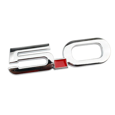 Logo 5.0 Ford Mustang GT Noir Rouge Chrome - vue de trois-quarts - Becquet Voiture