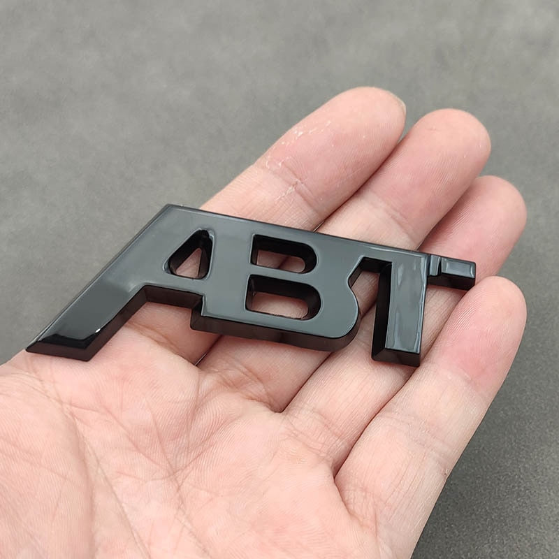Logo ABT Badge Autocollant Calandre Audi VW - packshot studio - Becquet Voiture