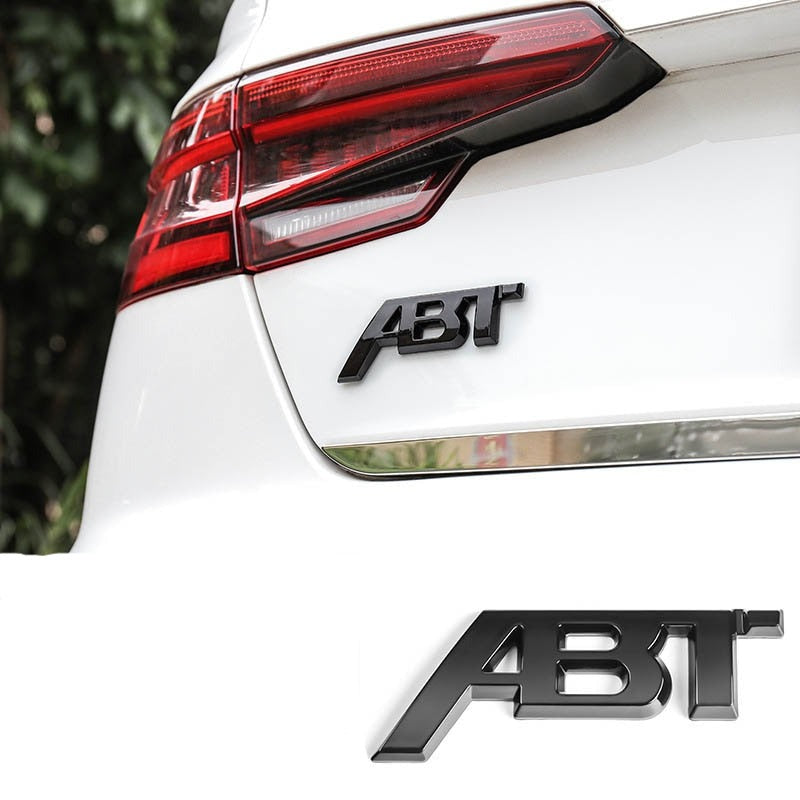 Logo ABT Badge Autocollant Calandre Audi VW - vue rapprochée - Becquet Voiture