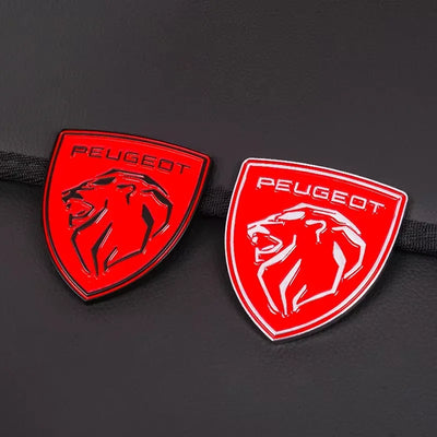 Logo Aile Peugeot Badge Latéral 5.9cm Multi-Coloris - en situation - Becquet Voiture