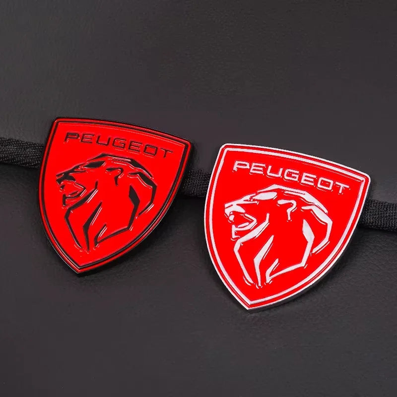 Logo Aile Peugeot Badge Latéral 5.9cm Multi-Coloris - en situation - Becquet Voiture