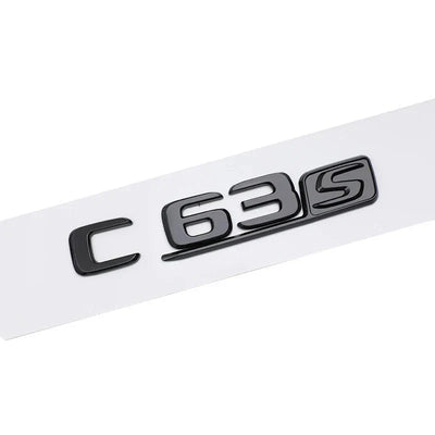Logo AMG C43 C63S Mercedes Classe C Coffre - détail du montage - Becquet Voiture