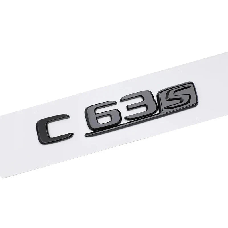 Logo AMG C43 C63S Mercedes Classe C Coffre - détail du montage - Becquet Voiture