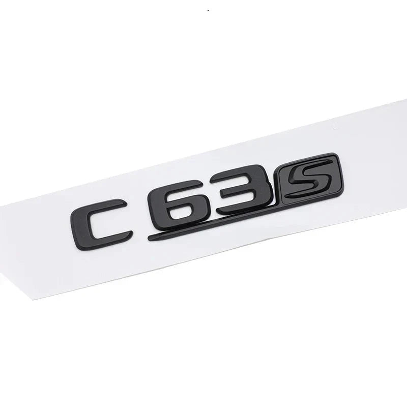 Logo AMG C43 C63S Mercedes Classe C Coffre - packshot studio - Becquet Voiture