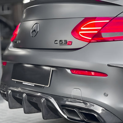 Logo AMG C43 C63S Mercedes Classe C Coffre - vue de trois-quarts - Becquet Voiture