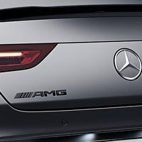 Logo AMG Coffre Arrière Mercedes Noir Chrome Rouge - vue de profil - Becquet Voiture