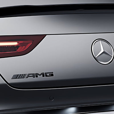 Logo AMG Coffre Arrière Mercedes Noir Chrome Rouge - vue de profil - Becquet Voiture