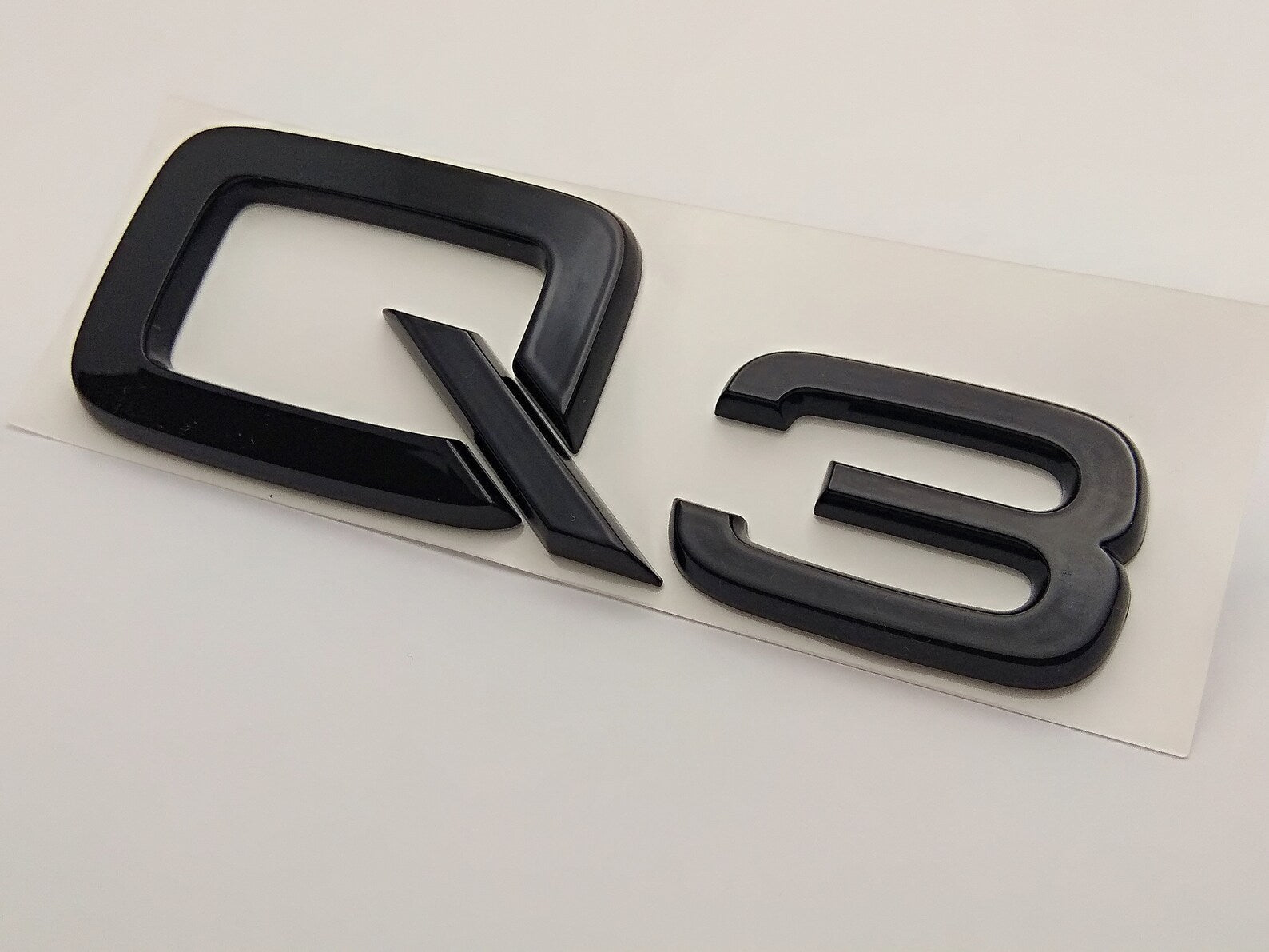 Logo Arrière Audi Q3 Q5 Q7 Noir - vue de face - Becquet Voiture