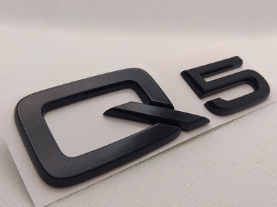 Logo Arrière Audi Q3 Q5 Q7 Noir - vue de profil - Becquet Voiture