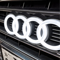 Logo Audi Avant Lumineux Led Noir Chrome Blanc Rouge - vue de profil - Becquet Voiture