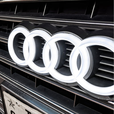 Logo Audi Avant Lumineux Led Noir Chrome Blanc Rouge - vue de profil - Becquet Voiture