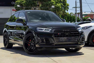 Logo Audi Noir Brillant Toutes Dimensions - vue de profil - Becquet Voiture