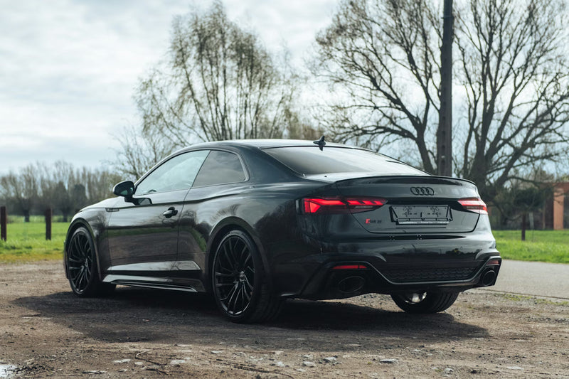 Logo Audi Noir Brillant Toutes Dimensions - vue de trois-quarts - Becquet Voiture