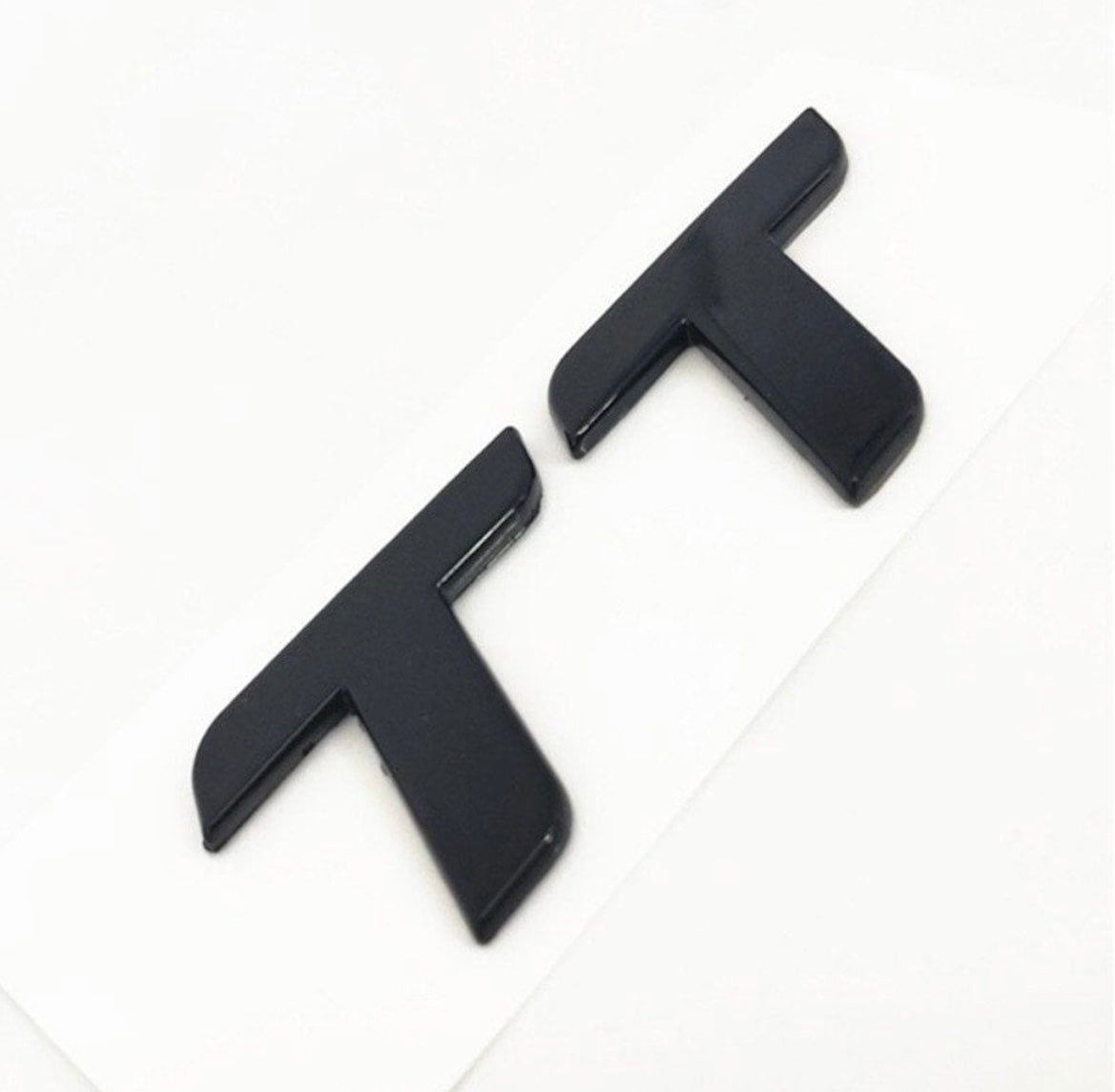 Logo Audi TT Noir Finition Coffre 4,2cm - vue de face - Becquet Voiture