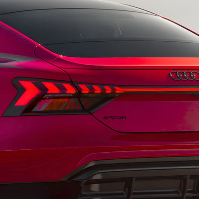 Logo Badge Audi E-tron S Line 11cm - vue de profil - Becquet Voiture