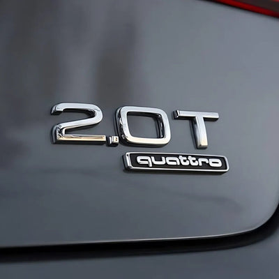Logo Badge Audi Moteur 1.8T 2.0T 3.0T V6 V8 V10 - vue de profil - Becquet Voiture