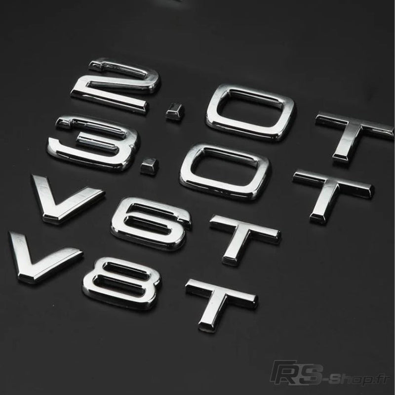 Logo Badge Audi Moteur 1.8T 2.0T 3.0T V6 V8 V10 - vue de trois-quarts - Becquet Voiture