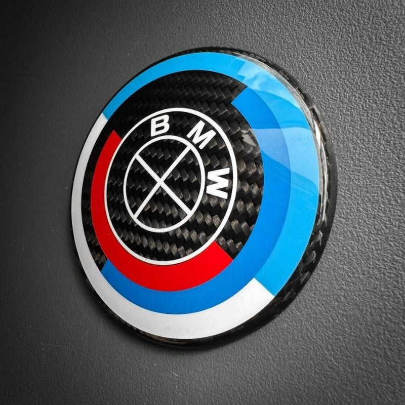 Logo BMW Carbone 50th Édition Spéciale - installé sur véhicule - Becquet Voiture