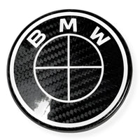 Logo BMW Carbone 50th Édition Spéciale - packshot studio - Becquet Voiture