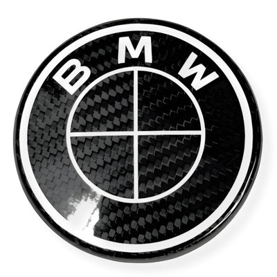 Logo BMW Carbone 50th Édition Spéciale - packshot studio - Becquet Voiture