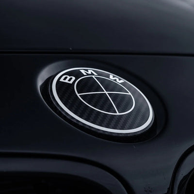 Logo BMW Carbone 50th Édition Spéciale - vue de profil - Becquet Voiture