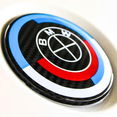 Logo BMW Carbone 50th Édition Spéciale - vue de trois-quarts - Becquet Voiture