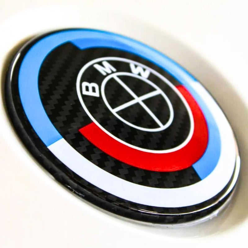 Logo BMW Carbone 50th Édition Spéciale - vue de trois-quarts - Becquet Voiture