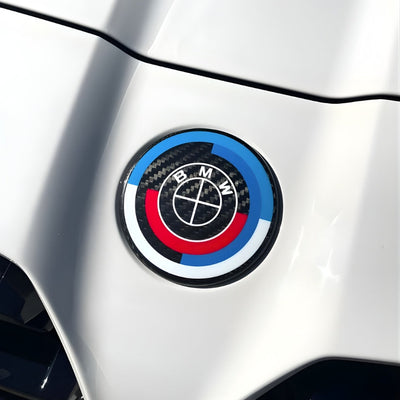 Logo BMW Carbone 50th Édition Spéciale - vue rapprochée - Becquet Voiture