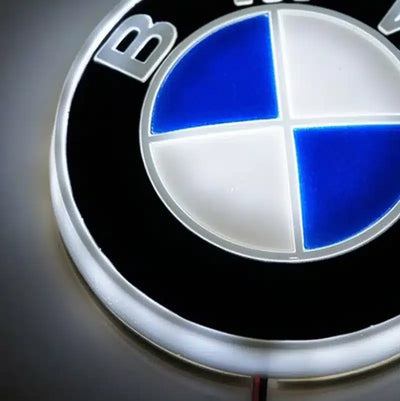 Logo BMW lumineux LED arrière 8,2 cm - Emblème voiture élégant - vue arrière - Becquet Voiture