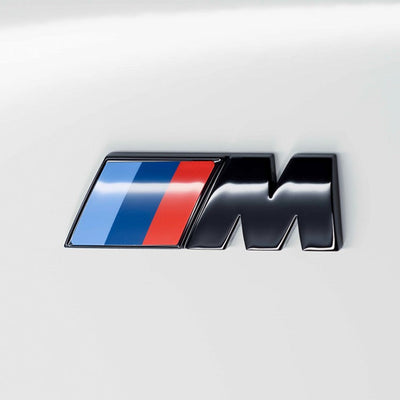 Logo BMW ///M Emblème Sport Noir Chrome - vue de trois-quarts - Becquet Voiture