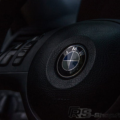 Logo BMW Noir Bleu Carbone 50e Anniversaire - en situation - Becquet Voiture