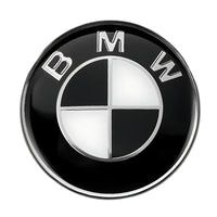 Logo BMW Noir Bleu Carbone 50e Anniversaire - vue de trois-quarts - Becquet Voiture