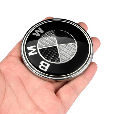 Logo BMW Noir Bleu Carbone 50e Anniversaire - vue rapprochée - Becquet Voiture