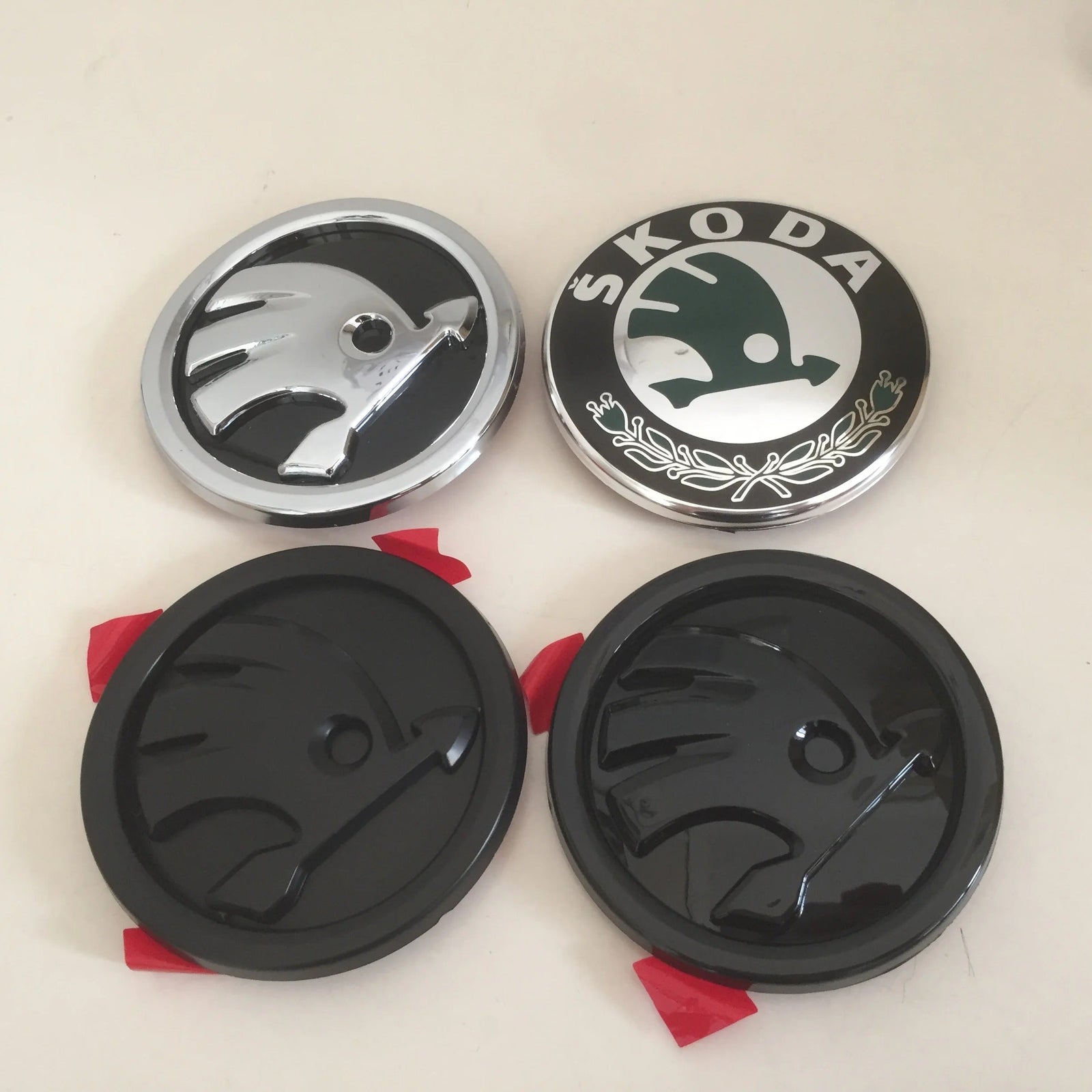 Logo Capot Ou Coffre Skoda Noir Mat Brillant Original - vue de face - Becquet Voiture