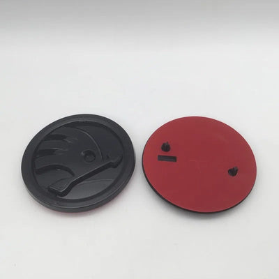 Logo Capot Ou Coffre Skoda Noir Mat Brillant Original - vue de profil - Becquet Voiture