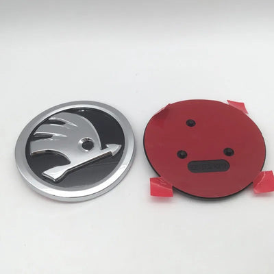 Logo Capot Ou Coffre Skoda Noir Mat Brillant Original - vue de trois-quarts - Becquet Voiture