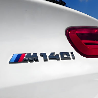 Logo Coffre BMW Série 1 116i 118i 120i 125i 130i - vue de profil - Becquet Voiture