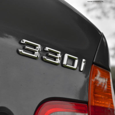 Logo Coffre BMW Série 3 316i 318i 320i 325i 330i - vue de profil - Becquet Voiture