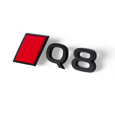 Logo Coffre Noir Badge Audi Q8 Black Edition - vue de trois-quarts - Becquet Voiture