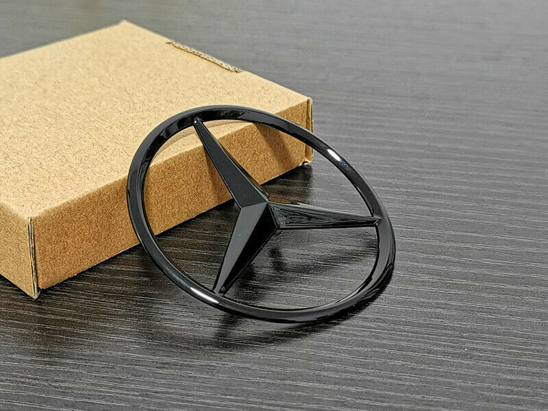Logo Coffre Noir Brillant Mercedes Classe C W205 83mm - vue de face - Becquet Voiture