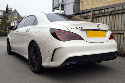 Logo Coffre Noir Brillant Mercedes Classe CLA C117 - vue de profil - Becquet Voiture