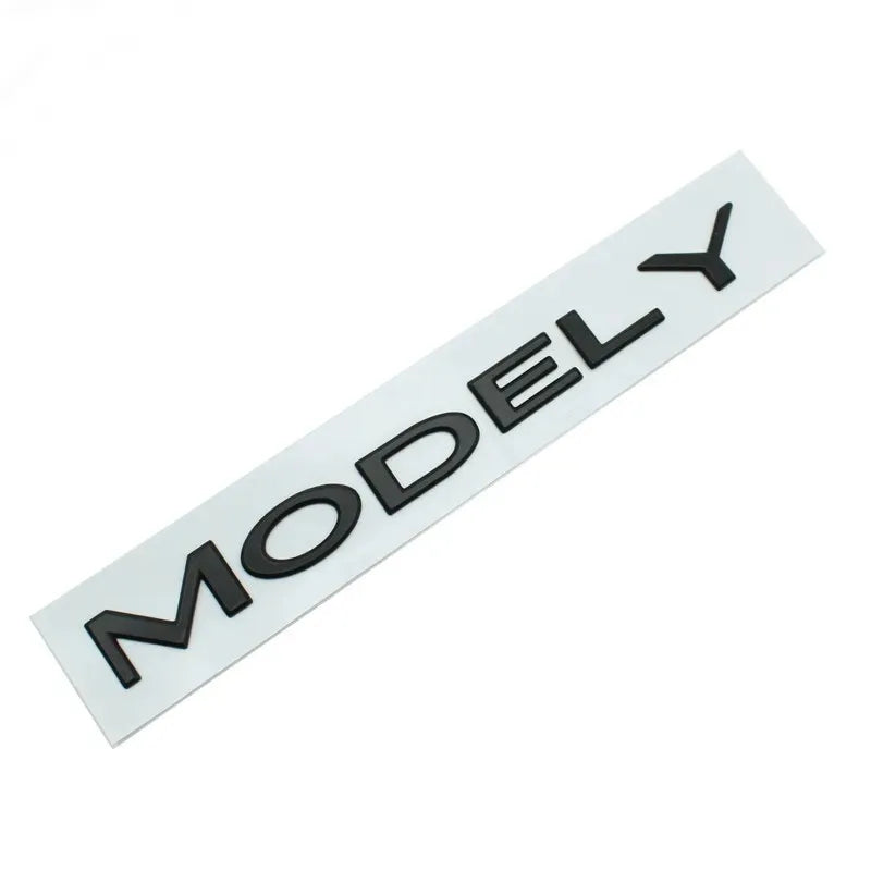 Logo Coffre Tesla Model 3 Y Noir Chrome - vue de trois-quarts - Becquet Voiture