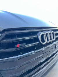 Logo de calandre Audi S-Line Noir Brillant Mat Argent - vue de trois-quarts - Becquet Voiture