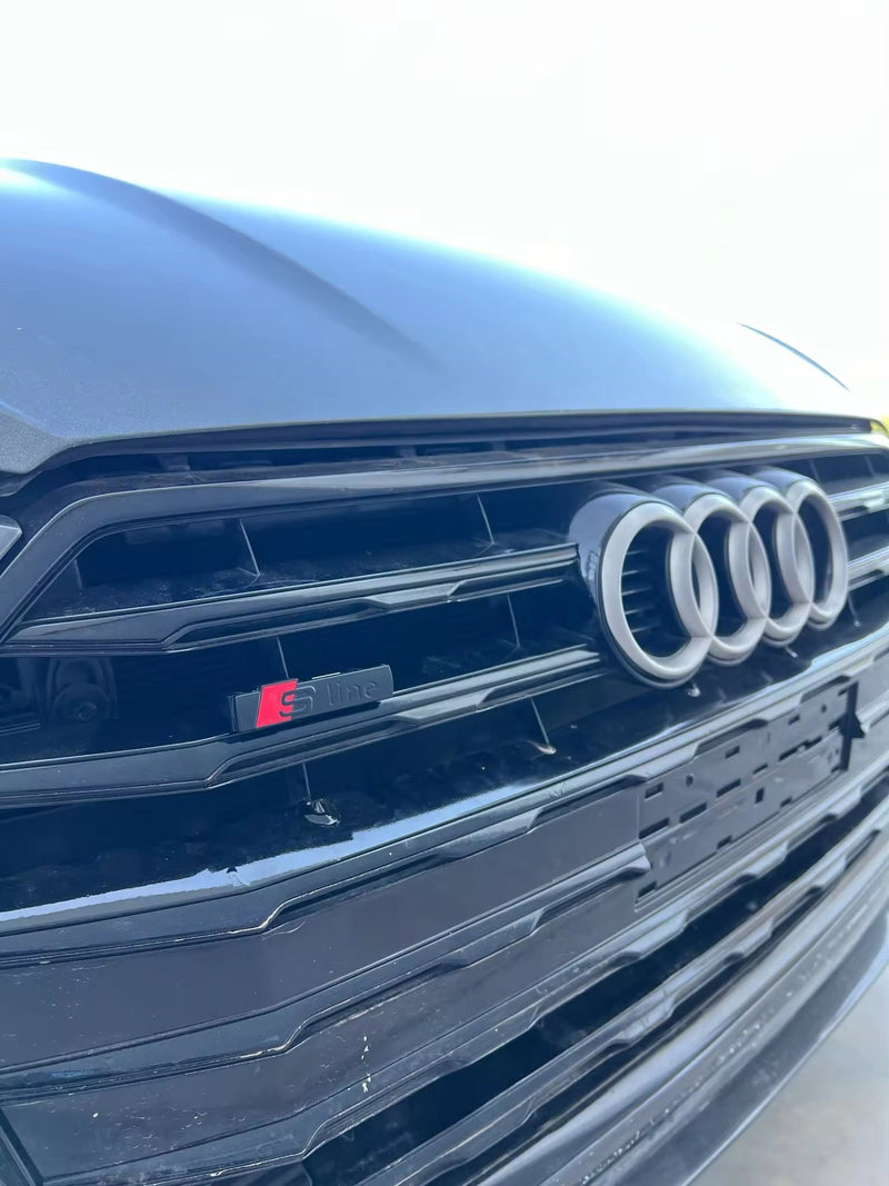 Logo de calandre Audi S-Line Noir Brillant Mat Argent - vue de trois-quarts - Becquet Voiture